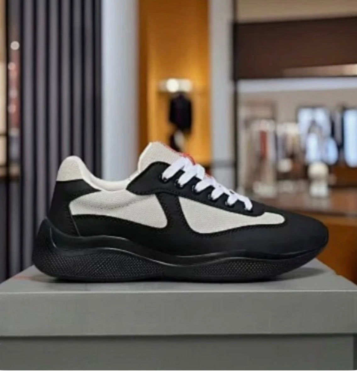 ON HAND PR*DAS - BLACK AND WHITE